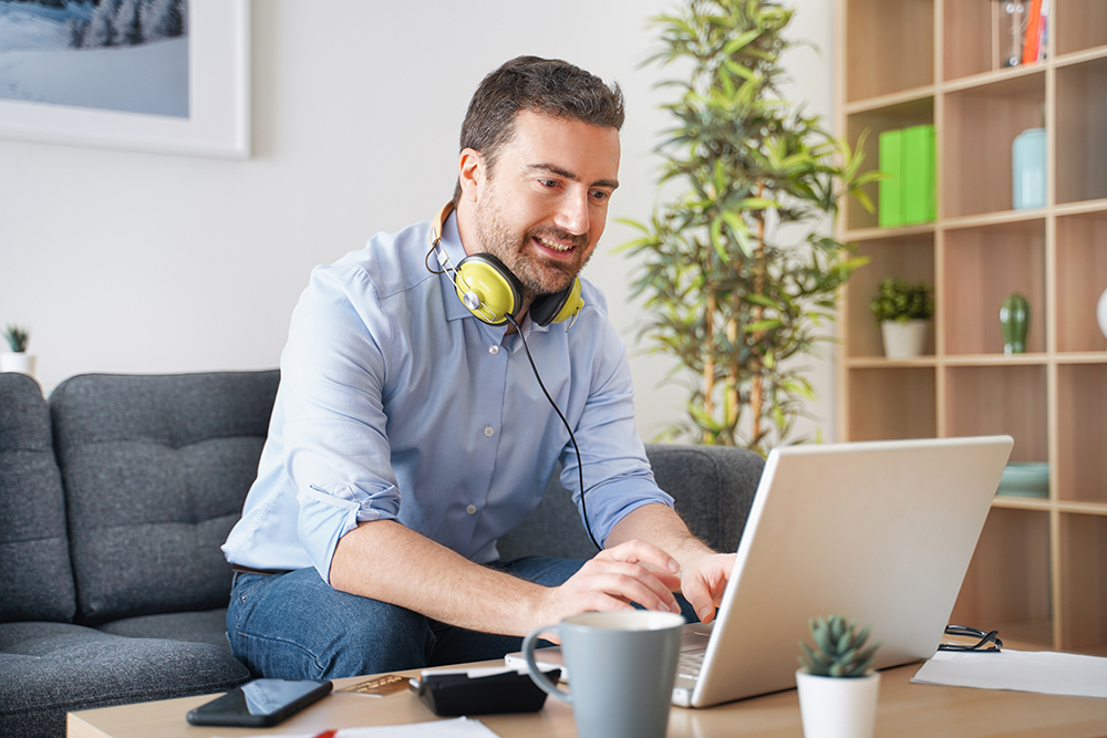 Junger Mann arbeitet am Laptop