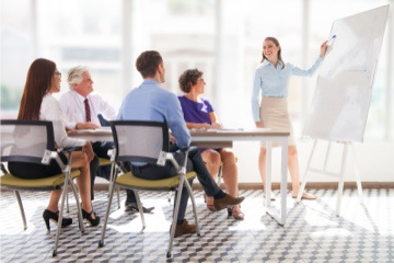 Besprechung in modernem Büro mit Anzeige des Referenten