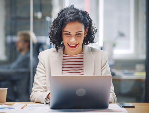 Femme en train de travailler dans son bureau